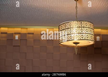 Moderno lampadario LED giallo a 3 luci. Lampada a sospensione . Plafoniera lampada a sospensione ovale. Luci sospese con paralume in tessuto Creme. Foto Stock