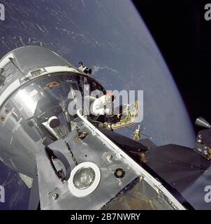 Apollo 9 - NASA, 1969. Apollo 9 Command/Service Modules (CSM) soprannominato "Gumdrop" e Lunar Module (LM), soprannominato "Spider" sono mostrati agganciati insieme come pilota del modulo di comando David R. Scott sta nel portello aperto. Schweickart, pilota di Lunar Module, ha scattato questa fotografia di Scott durante il suo EVA mentre si trovava sul portico al di fuori del Lunar Module, 1969. Foto Stock