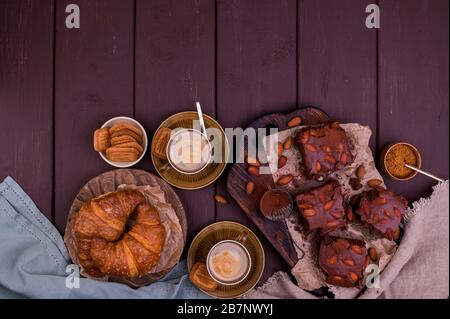 Brownie per colazione con caffè aromatico. Tradizionale torta americana e espresso italiano. Gustosa colazione vintage. Vista dall'alto. Spazio libero per il testo. Disposizione piatta. Banner Foto Stock