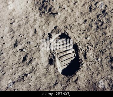 Apollo 11 - NASA, 1969. La prima impronta sulla Luna', missione Apollo 11, luglio 1969. Stivale-stampa dell'astronauta statunitense Neil Armstrong, primo uomo a mettere piede sulla Luna, chiaramente visibile nel suolo lunare. L'Apollo 11 Lunar Module, in codice Eagle, con Neil Armstrong e Buzz Aldrin a bordo, sbarcò nel Mare della tranquillità il 20 luglio 1969. Apollo 11 fu la quinta missione Apollo, ed era la prima a atterrare sulla Luna. Foto Stock