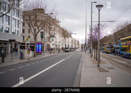 Dublino, Irlanda. 17 Marzo 2020. 17 marzo 2020. Festival/parata di St. Patricks a Dublino. O'Connell Street, il centro della città di Dublino, normalmente pieno di visitatori per una delle più grandi celebrazioni culturali del mondo è quasi deserta a causa del Corona Virus / Covid 19. Nella foto è raffigurata una via o'Connell vuota . Credit: Barry Cronin/Alamy Live News Foto Stock