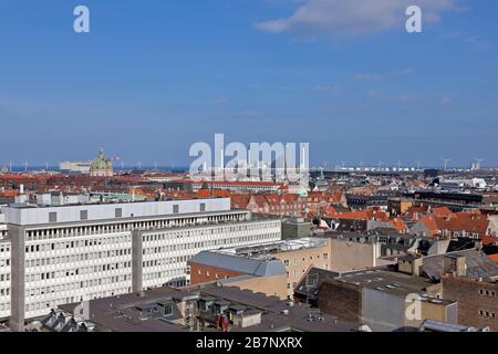 Vista aerea est-nord-est da Købmagergade, Copenaghen, Danimarca. Chiesa di marmo, Amager skibakke, turbine eoliche offshore, il suono Øresund, ecc Foto Stock