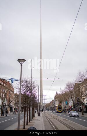 17 marzo 2020. Festival/parata di St. Patricks a Dublino. O'Connell Street, il centro della città di Dublino, normalmente pieno di visitatori per una delle più grandi celebrazioni culturali del mondo è quasi deserta a causa del Corona Virus / Covid 19. Nella foto è la spire di Dublino, in alternativa intitolata il Monumento della luce, è un grande monumento in acciaio inossidabile, simile a un perno, alto 120 metri, situato sul sito dell'ex Nelson's Pillar. Photo:Barry Cronin/Alamy Live News. Foto Stock