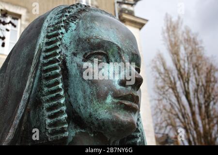 Statua di Anne de Bretagne di Jean Fréour (2002) vicino al Château des ducs de Bretagne, Nantes, Loire Atlantique, Francia Foto Stock