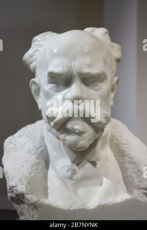 Busto di marmo del compositore ceco Antonín Dvořák dello scultore ceco Ladislav Šaloun (1904) in mostra alla mostra permanente della Galleria Nazionale (Národní galerie) nel Veletržní palác (Palazzo della Fiera) di Praga, Repubblica Ceca. Foto Stock