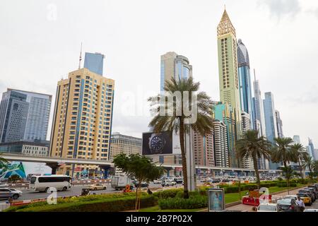 DUBAI, EMIRATI ARABI UNITI - 21 NOVEMBRE 2019: Vista di Sheikh Zayed Road con grattacieli e traffico moderni Foto Stock