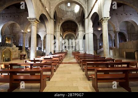 Interno della Cattedrale di San Ciriaco il Martire, un mix di stile romanico, bizantino e gotico - Ancona, Marche, Italia Foto Stock