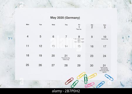 Monatskalender mai 2020. Traduzione: Calendario mensile del 2020 maggio. Giornale Calendario del mese di maggio in olandese. Vista dall'alto Foto Stock