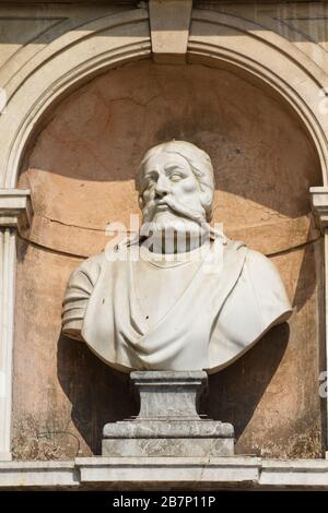 Busto di Friedrich i (Federico Barbarossa o barba Rossa), il Sacro Romano Imperatore - façade di Palazzo Comunale - Lodi, Lombardia, Italia Foto Stock