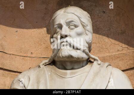 Busto di Friedrich i (Federico Barbarossa o barba Rossa), il Sacro Romano Imperatore - façade di Palazzo Comunale - Lodi, Lombardia, Italia Foto Stock