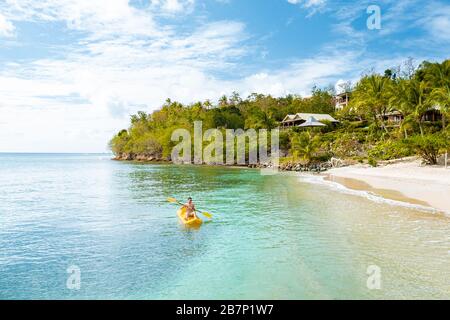 Santa Lucia mar dei caraibi, giovane ragazzo in vacanza all'isola tropicale Santa Lucia, uomini in nuoto a breve distanza dalla spiaggia Foto Stock