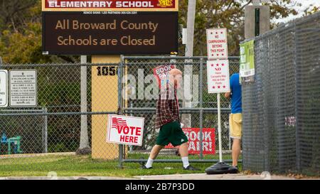 Fort Lauderdale, Florida, Stati Uniti. 17 Marzo 2020. Gli elettori sulla strada per i sondaggi per le elezioni primarie. Si prevede che i tassi di voto siano bassi a causa del timore di diffondere il Coronavirus. Credit: Orit ben-Ezzer/ZUMA Wire/Alamy Live News Foto Stock