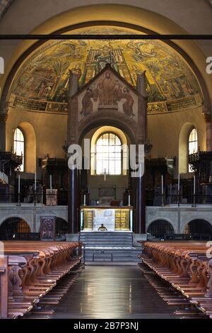 Basilica di Sant'Ambrogio (stile romanico) - Vista dell'interno dall'atrio - Milano Foto Stock