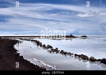 Strada del sale con segnaletica a Salar de Uyuni Bolivia Foto Stock