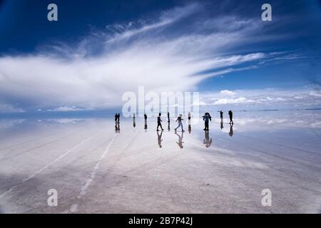 Amici che si esibono a Salar de Uyuni Bolivia Foto Stock