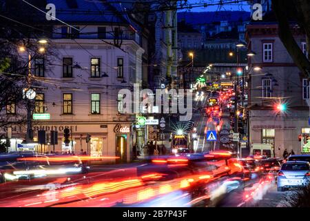Wien, Vienna: Tram, auto, sentieri per auto leggere, traffico intenso, ora di punta, via Währinger Straße, nel 09. Alsergrund, Wien, Austria