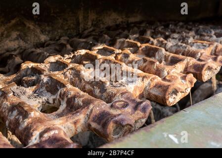 Particolare di arenaria catena corazzata del vecchio carro armato sovietico Foto Stock