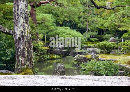 Ponte in pietra in giardino in stile giapponese Foto Stock