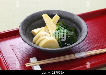 Wakatakeni, piccoli germogli di bambù con alghe wakame, cucina tradizionale giapponese Foto Stock