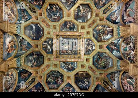 Soffitto della 'Camera di Cupido e Psiche' di Giulio Romano e aiutanti (XVI secolo) all'interno di Palazzo te, Mantova, Lombardia, Italia. Foto Stock