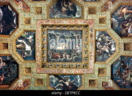 Particolare del soffitto nella 'Camera di Cupido e Psiche' di Giulio Romano e aiutanti (XVI secolo) all'interno di Palazzo te, Mantova, Lombardia Italia. Foto Stock