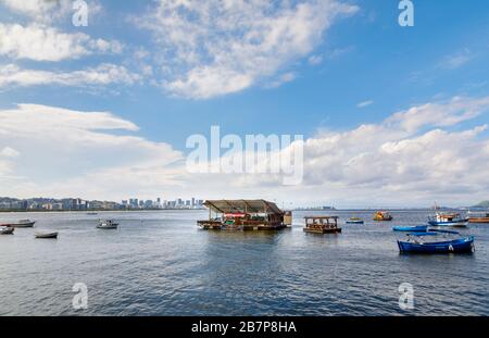 Vista panoramica dal quartiere di Urca sulla baia di Guanabara e il suo ristorante/bar galleggiante offshore, Rio de Janeiro, Brasile Foto Stock