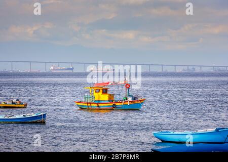 Vista di piccole barche da pesca ormeggiate a Guanabara Baya e lontano Rio-Nitreoi Ponte, visto dal quartiere Urca, Rio de Janeiro, Brasile Foto Stock