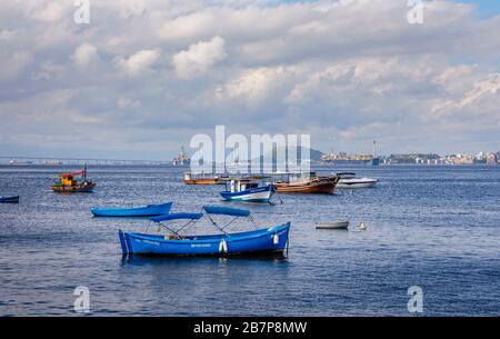Vista di piccole barche da pesca ormeggiate a Guanabara Baya e lontano Rio-Nitreoi Ponte, visto dal quartiere Urca, Rio de Janeiro, Brasile Foto Stock