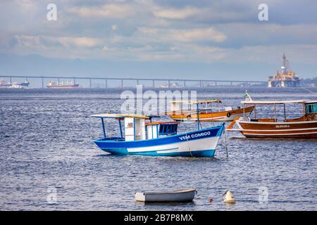 Vista di piccole barche da pesca ormeggiate a Guanabara Baya e lontano Rio-Nitreoi Ponte, visto dal quartiere Urca, Rio de Janeiro, Brasile Foto Stock