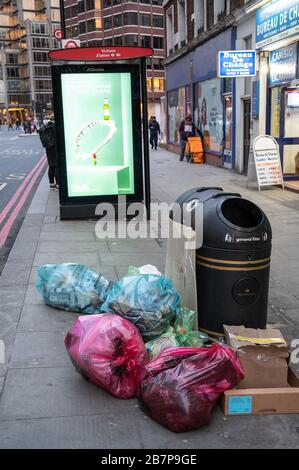 Spazzatura per le strade di Londra. Sacchi a bidone pieni sigillati e in attesa del ritiro sul marciapiede di Victoria Street vicino alla stazione ferroviaria di Victoria. Foto Stock