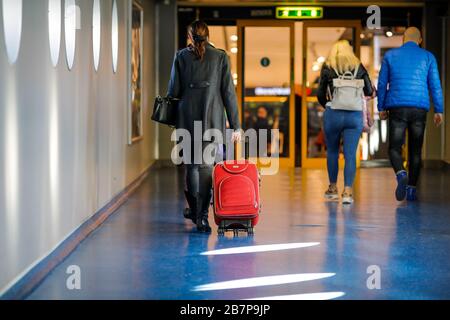 Otopeni, Romania - 25 febbraio 2020: Passeggeri all'interno dell'aeroporto internazionale Henri Coanda, vicino a Bucarest, Romania. Foto Stock