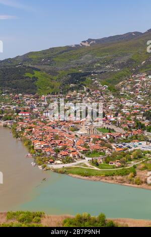 Foto paesaggio verticale di Mtskheta. È una delle città più antiche della Georgia e la sua ex capitale Foto Stock