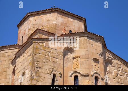 Frammento esterno del monastero di Jvari, è un monastero georgiano ortodosso del VI secolo situato sulla cima della montagna vicino a Mtskheta, Georgia Foto Stock