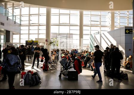 Otopeni, Romania - 25 febbraio 2020: Passeggeri all'interno dell'aeroporto internazionale Henri Coanda, vicino a Bucarest, Romania. Foto Stock