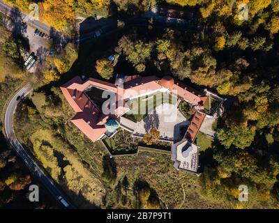 Vista dall'alto del castello medievale Pieskowa Skala vicino Cracovia a Cracovia-Czestochowa Upland, Polonia. Vista spettacolare in autunno Foto Stock