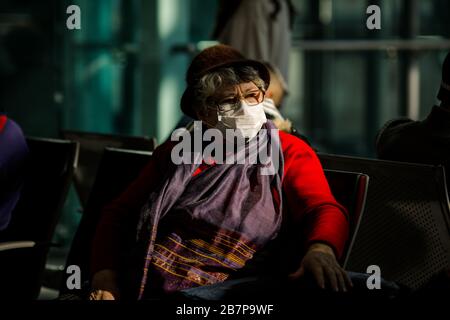 Otopeni, Romania - 25 febbraio 2020: Passeggeri all'interno dell'aeroporto internazionale Henri Coanda, vicino a Bucarest, Romania. Foto Stock