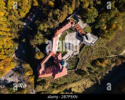 Vista dall'alto del castello medievale Pieskowa Skala vicino Cracovia a Cracovia-Czestochowa Upland, Polonia. Vista spettacolare in autunno Foto Stock