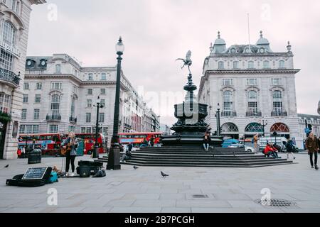 Un teatro chiuso e strade insolitamente vuote a Piccadilly Circus, Londra, Regno Unito, 17 marzo 2020, dopo la Pandemia del virus Corona. Foto Stock