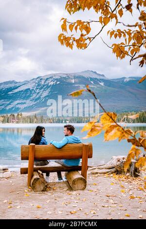 Jasper città Canada, coppia in riva al lago, alba sul lago a Jasper , Lac Beauvert Alberta Canadian Rockies Canada Foto Stock