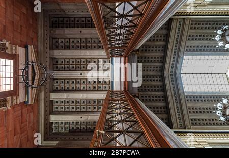 Atene Città Vecchia, Attica/ Grecia - 12 28 2019: Interno dell'Accademia Nazionale greca in stile neo classico con ornamenti Foto Stock