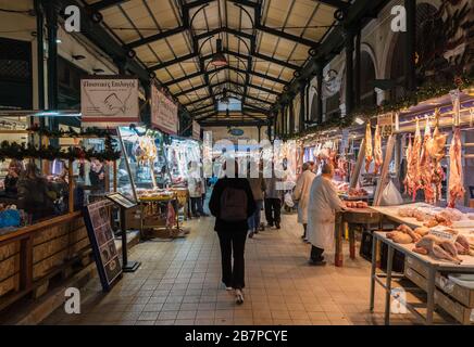 Città vecchia di Atene, Attica/ Grecia - 12 28 2019: Vista sul mercato comunale centrale di Atene Foto Stock