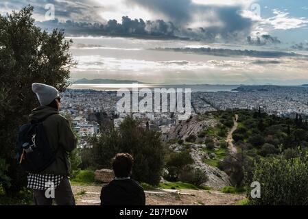Città vecchia di Atene, Attica/ Grecia - 12 28 2019: Giovane coppia attraente che posa davanti allo skyline di Atene Foto Stock