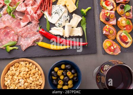 Vari antipasti su un piatto di ardesia. Prosciutto, formaggio e salsiccia. Vista dall'alto Foto Stock