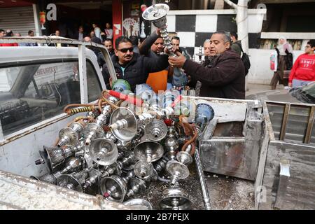 Cairo, Egitto. 17 Marzo 2020. Il 17 marzo 2020, la gente sposta i tubi dell'acqua fumando in un camion al Cairo, Egitto. I due governatorati più popolosi dell'Egitto, il Cairo e Giza, hanno vietato il lunedì di fumare i tubi dell'acqua nelle caffetterie e nei luoghi pubblici in una mossa per controllare la diffusione del coronavirus. Credito: Ahmed Gomaa/Xinhua/Alamy Live News Foto Stock