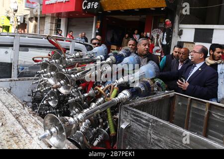 Cairo, Egitto. 17 Marzo 2020. I tubi dell'acqua fumanti sono visti in un camion a Cairo, Egitto, il 17 marzo 2020. I due governatorati più popolosi dell'Egitto, il Cairo e Giza, hanno vietato il lunedì di fumare i tubi dell'acqua nelle caffetterie e nei luoghi pubblici in una mossa per controllare la diffusione del coronavirus. Credito: Ahmed Gomaa/Xinhua/Alamy Live News Foto Stock