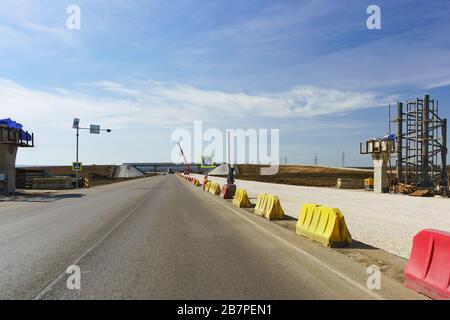 Costruzione di un bivio a due livelli al bivio in bagerovo e attraversamento pedonale in Crimea. Nuova strada ad alta velocità Tavrida Foto Stock