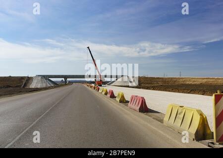 Diviso da barriere in costruzione ad alta velocità Tavrida vicino al bivio nel bagerovo in Crimea Foto Stock