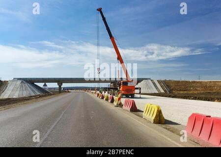 Costruzione di un bivio a due livelli al bivio sul bagerovo nella Crimea. Nuova strada ad alta velocità Tavrida Foto Stock