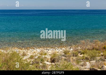 Lago Issyk-kul, il più grande lago del Kirghizistan, bellissimo paesaggio sulla riva sud del lago Foto Stock