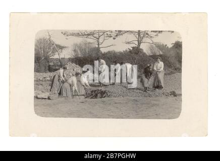 WW1 era cartolina di gruppo di donne terra ragazze, facendo lavoro di guerra - costruire una pista agricola, circa 1916, Regno Unito Foto Stock